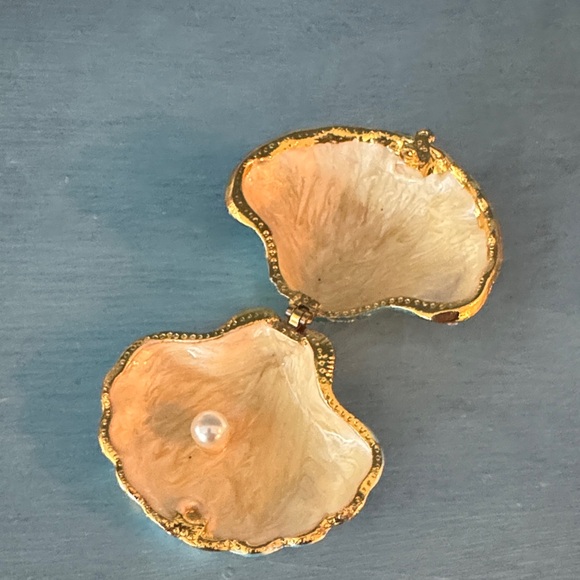 Gold and Cream Clamshell Jewelry Box - Picture 3 of 4